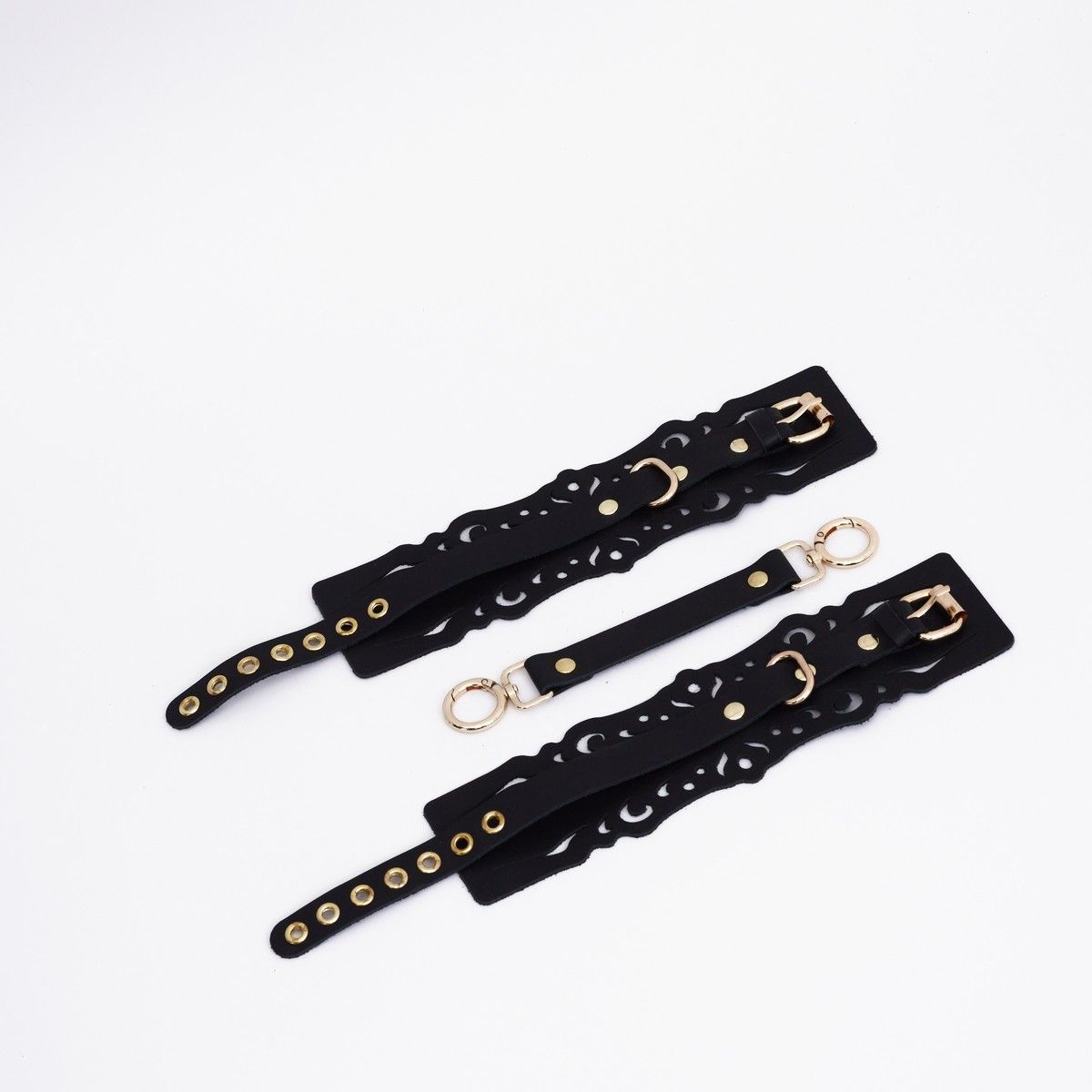 528842 Черный кожаные оковы с узорами и золотистой фурнитурой