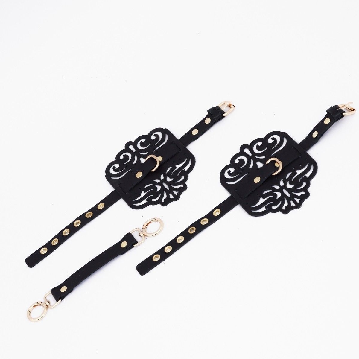 528843 Черный фигурные оковы с золотистой фурнитурой