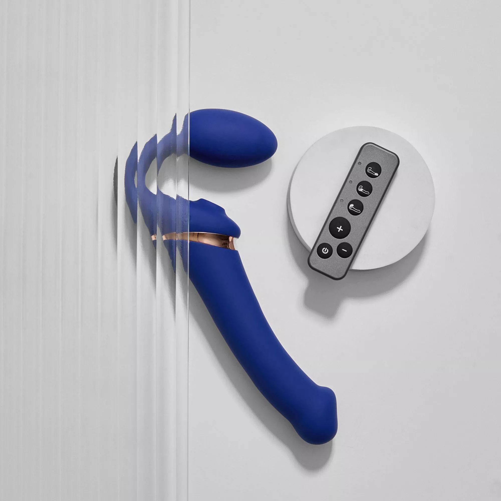 529473 Синий безремневой страпон Multi Orgasm Bendable Strap-On size L с клиторальной стимуляцией